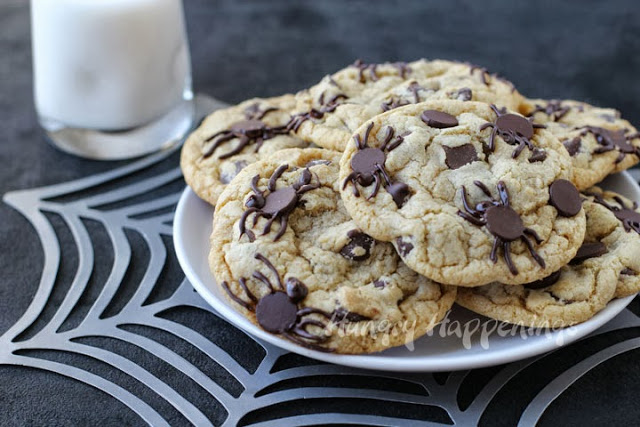 Halloween-cookies-filled-with-chocolate-spiders