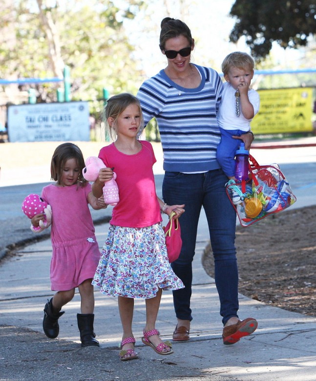 Jennifer-Garner-Samuel-Violet-Seraphina-Photos